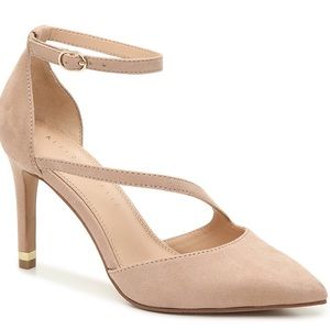 New Nude Pointed-Toe Pump with Gold Detail Size 9